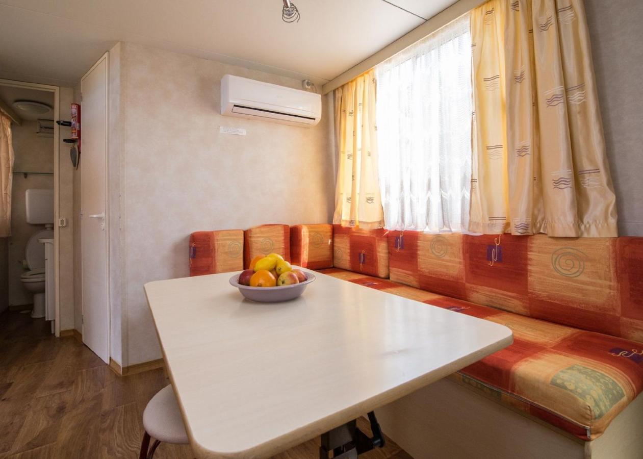 Mobile Home Frangipani 3 Биоград на Мору Екстериор снимка